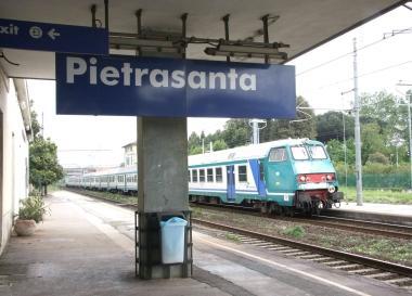<b>ABBANDONO.</b> Due immagini della stazione di Pietrasanta       