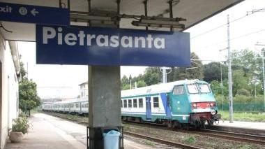<b>ABBANDONO.</b> Due immagini della stazione di Pietrasanta