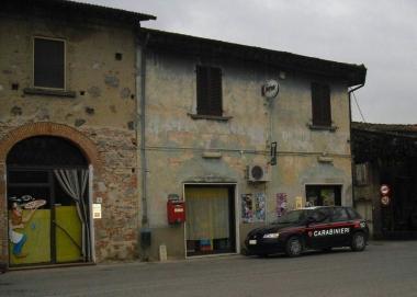 I carabinieri davanti al bar rapinato laltra sera; sotto Giuliano Mariotti il titolare del locale aggredito 