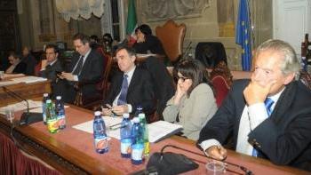 Due momenti del consiglio comunale straordinario sull’ unione tra gli scali Galilei e Peretola
