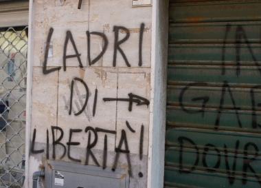 Le scritte offensive fatte nella notte al negozio di uccellini di Corso Amedeo