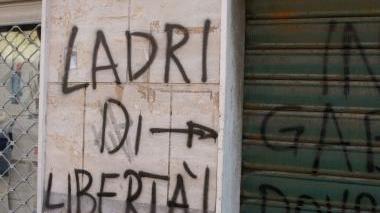 Le scritte offensive fatte nella notte al negozio di uccellini di Corso Amedeo