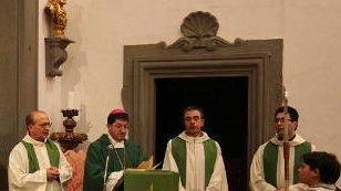 Monsignor Betori nella chiesa di Montegufoni