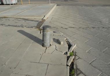 <b>A PEZZI </b>Un tratto del marciapiedi di ponte Amiata 
