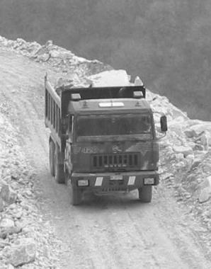 Un camion su una via di cava 