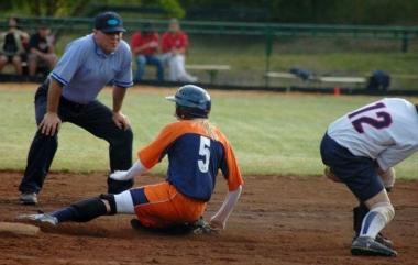 Larbitro Diego Vitale durante un match di softball 