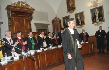 Un momento della cerimonia in Sapienza con il professor Gallino 