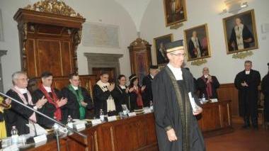 Un momento della cerimonia in Sapienza con il professor Gallino