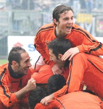 <b>LILLUSIONE.</b> La festa al gol di Pagani che aveva regalato il pi&ugrave; 7 alla Pistoiese 
