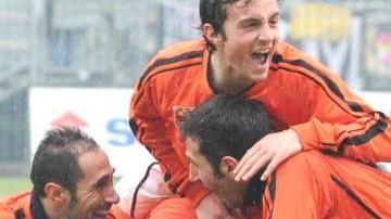 <b>L’ILLUSIONE.</b> La festa al gol di Pagani che aveva regalato il più 7 alla Pistoiese