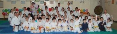 <b>GIOVANI KARATEKI </b>I bambini e gli istruttori del Tsk Karate Pistoia che hanno partecipato alla festa di inizio 2011    