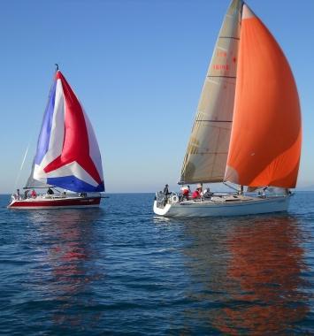 <b>vela. </b>Due imbarcazioni impegnate in gara 