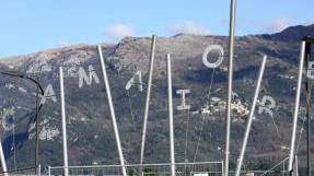 Fa discutere la fontana collocata dal sindaco all’ingresso della città