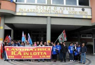 Protesta delle lavoratrici dellIca davanti al Comune e a lato il sindaco Simoncini      