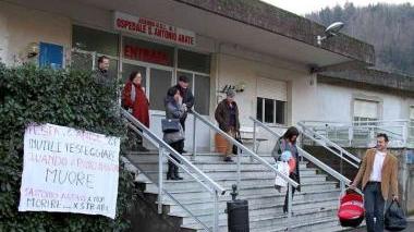 Striscione di protesta all’esterno del punto nascita e sopra Daniela Scaramuccia