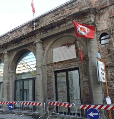 Lex teatro San Marco con la lapide che ricorda la fondazione del Pci     