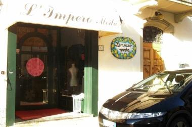 Il negozio preso di mira dai banditi; sotto il sangue del ferimento del titolare 
