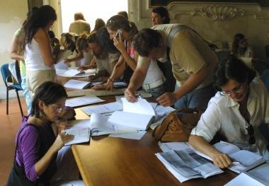 Docenti precari compilano documenti: domani anche per loro scade la possibilit&agrave; di fare ricorso 