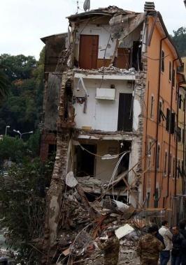 La palazzina crollata: approvato il progetto per abbattere gli stabili pericolanti e mettere in sicurezza la via Carriona in quel tratto     