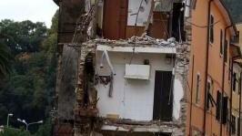 La palazzina crollata: approvato il progetto per abbattere gli stabili pericolanti e mettere in sicurezza la via Carriona in quel tratto