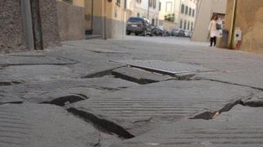 <b>TERREMOTATO </b>Uno dei tanti tratti di selciato del centro storico “esploso” e a rischio