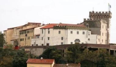 La sede del Comune in via del Castello, a destra una pattuglia di carabinieri