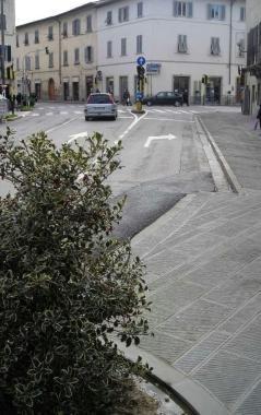 La corsia dove sorger&agrave; un nuovo parcheggio per bici e moto 