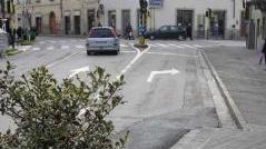 La corsia dove sorgerà un nuovo parcheggio per bici e moto