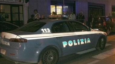 Un’auto della polizia durante un controllo notturno nelle vie del centro cittadino (foto d’archivio)