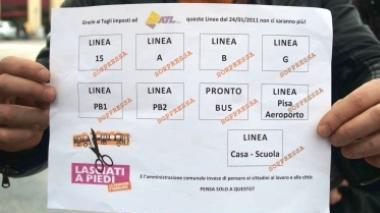 Uno dei volantini distribuiti in via Grande dai lavoratori precari di Atl per protestare contro i tagli al trasporto