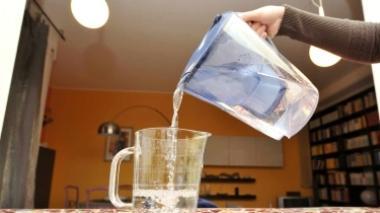 Acqua, arriva la stangata: le bollette aumentano dell'8 per cento