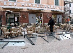 Il vento distrugge le barriere di vetro del bar Michelangelo