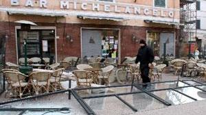 Il vento distrugge le barriere di vetro del bar Michelangelo