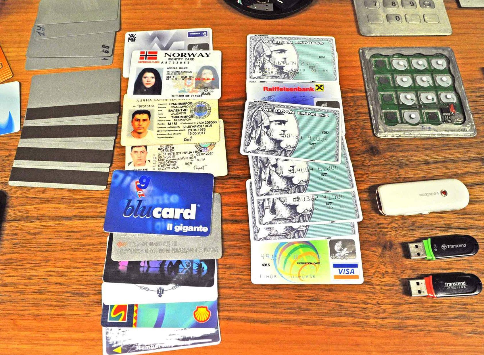 Bancomat manomessi e clonati: tre arresti