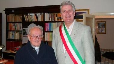 Il sindaco Rinaldo Vanni con don Nello