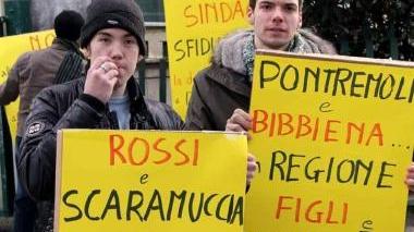 Un’altra immagine della protesta davanti alla sede dell’Asl