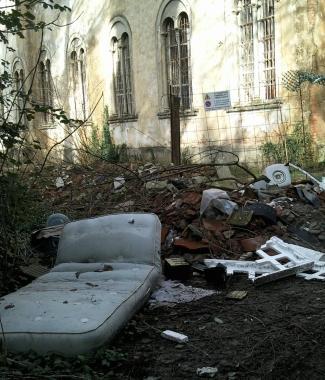La discarica abusiva allingresso del padiglione Charcot a Volterra  