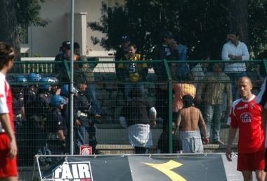 <b>CURVA SUD.</b> Agenti della polizia e tifosi della Massese 