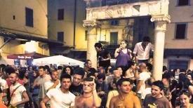 Giovani fanno musica in una delle sere del Blues Festival