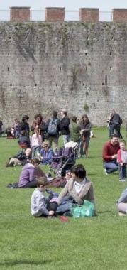 Visitatori in piazza dei Miracoli   