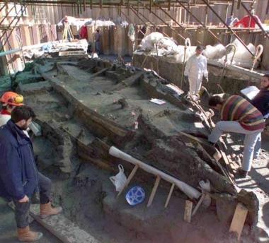 Una piroga affiorata al cantiere delle antiche navi 