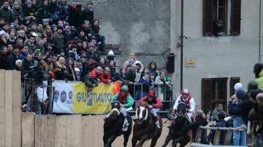 Una fase della corsa nella scorsa edizione del Palio di Buti