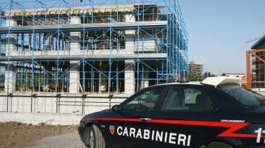 I carabinieri di fronte ad un cantiere edile