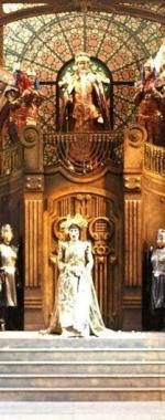 Sotto una rappresentazione della Turandot al Pucciniano a sinistra il presidente della Fondazione Spadaccini 