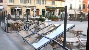 <b>DANNI.</b> Le barriere dei bar distrutte