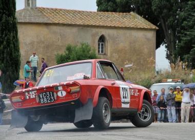 <b>ALLELBA </b>La Lancia Fulvia HF gruppo 4 fanalone 1973 guidata da Ale Carrara sui tornanti di un Elba storico 