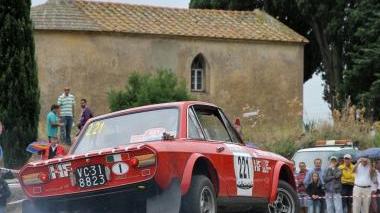 <b>ALL’ELBA </b>La Lancia Fulvia HF gruppo 4 fanalone 1973 guidata da Ale Carrara sui tornanti di un Elba storico