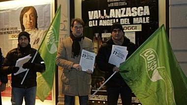 Alcuni partecipanti alla protesta ieri sera davanti al cinema Imperiale