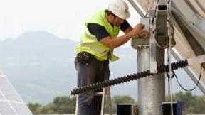 Operai al lavoro in un parco fotovoltaico