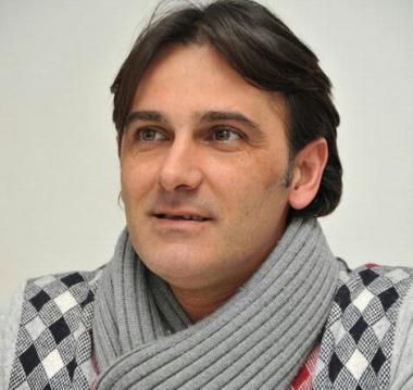 Il coordinatore Alessandro Tinti e, in alto, il gruppo dirigente cecinese di Futuro e libert&agrave; con la coordinatrice regionale Ilaria Lonzi 